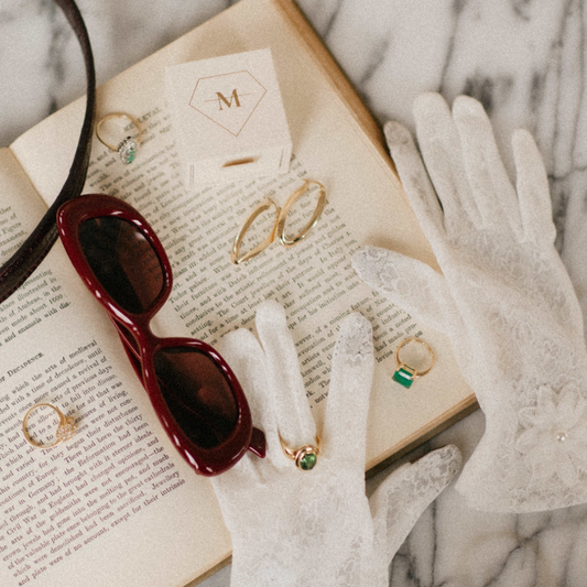 vintage juwelen zijn de nieuwe luxe, kanten handschoenen met vintage gouden ringen en gouden oorbellen