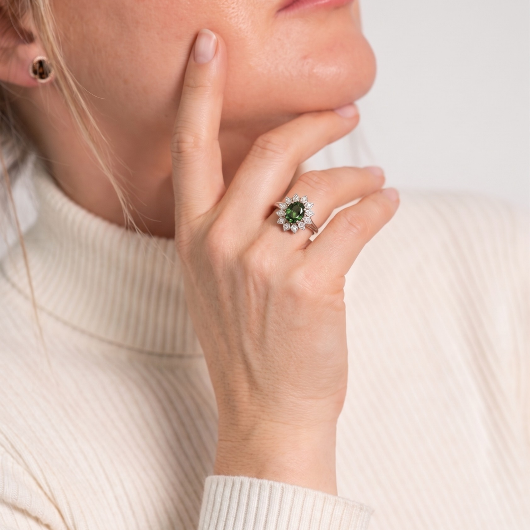 Alien| Bague entourage vintage en émeraude