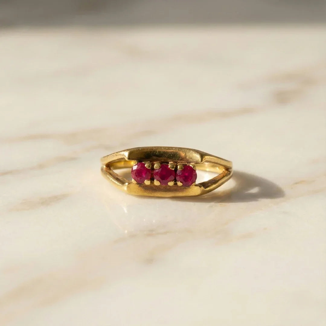 Odilja | Vintage three stone ring